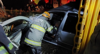 Homem fica preso às ferragens após acidente na GO-536, em Senador Canedo